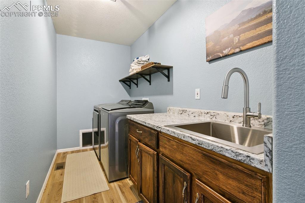 Image 18 of 41: Stainless Steel Sink and Luxury Vinyl Floors