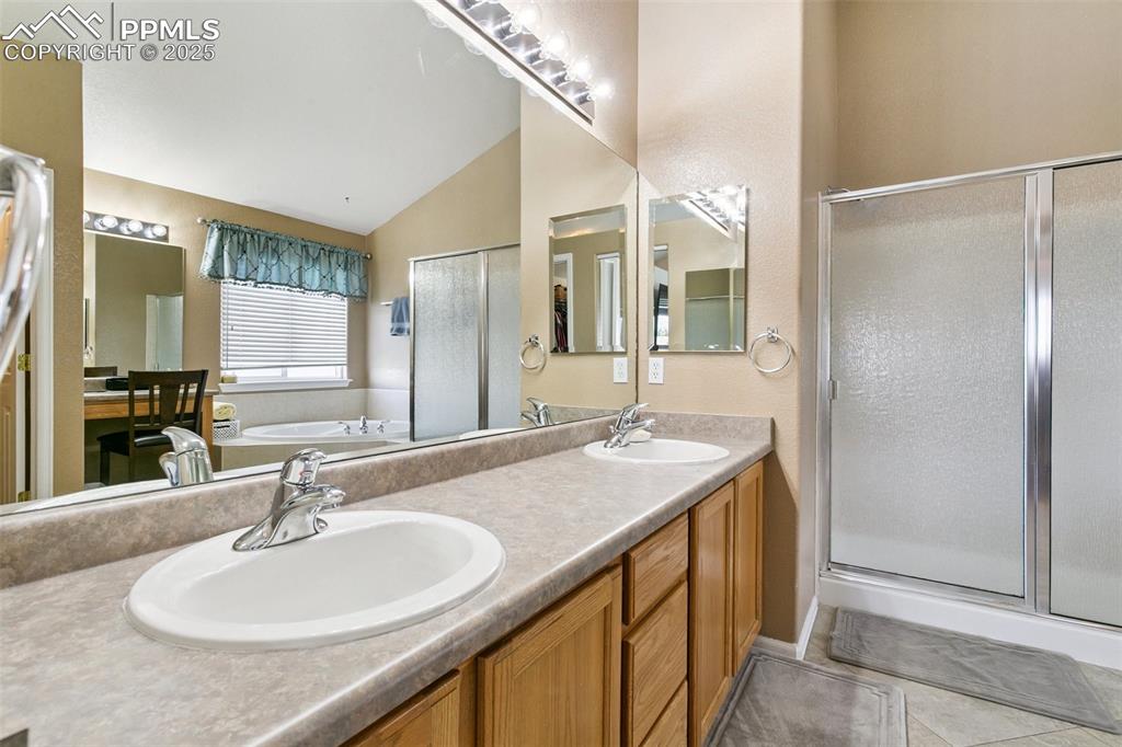 Image 21 of 41: Bathroom