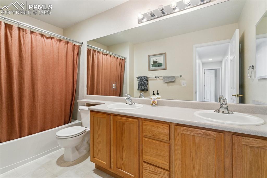Image 25 of 41: Bathroom