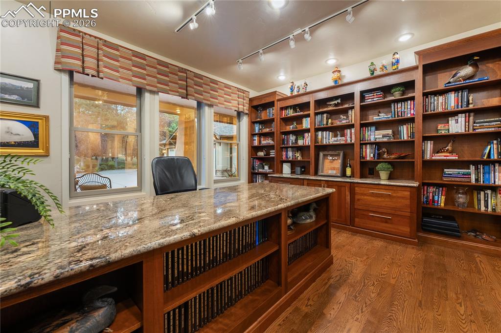 Image 10 of 50: Office