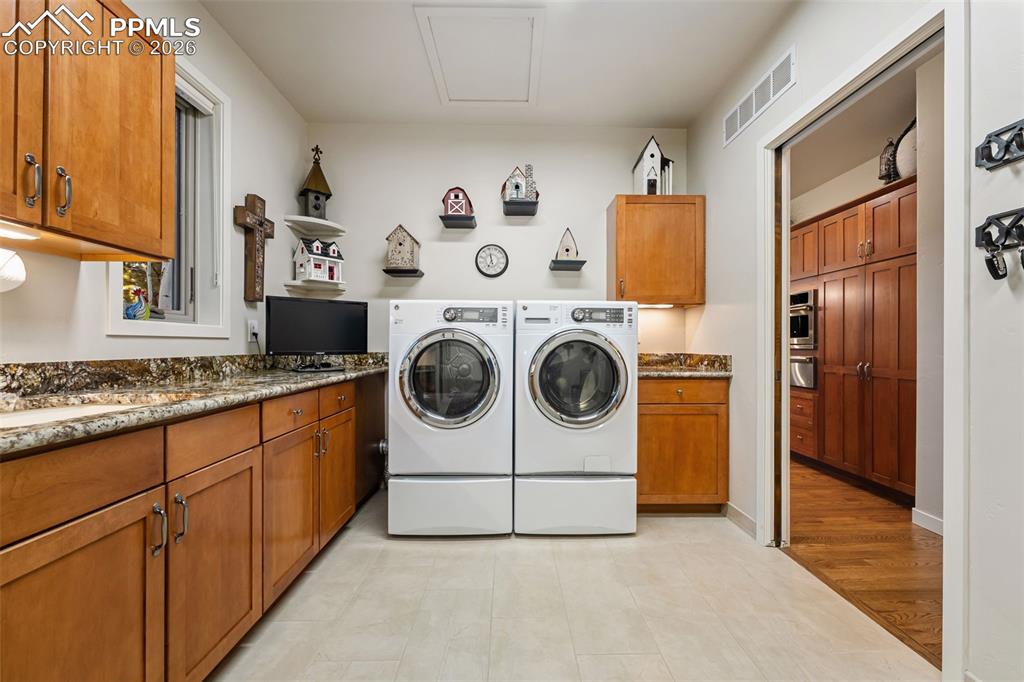 Image 15 of 50: Laundry