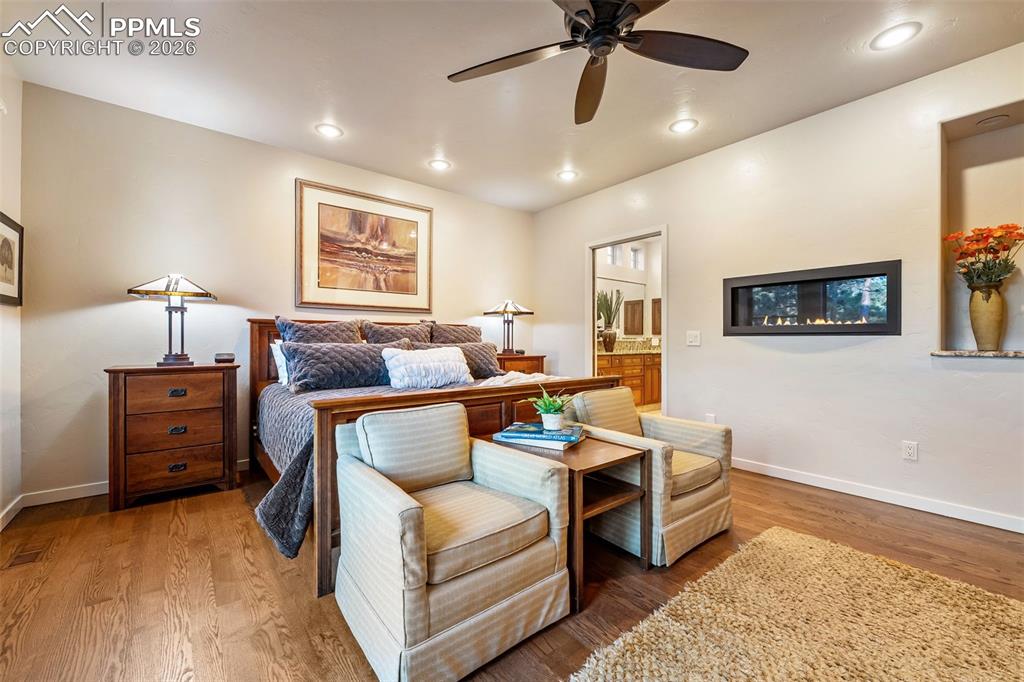 Image 16 of 50: Bedroom