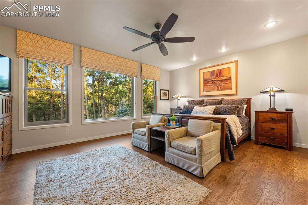 Image 17 of 50: Bedroom