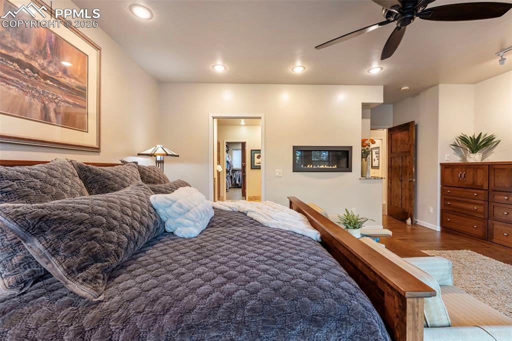 Image 18 of 50: Bedroom