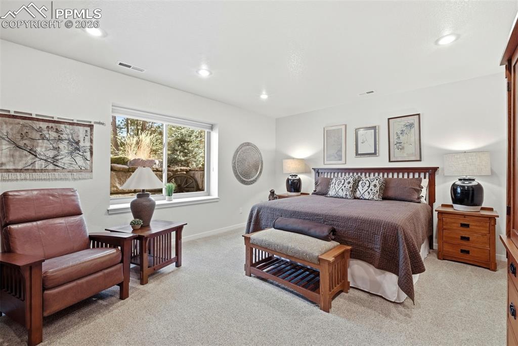 Image 22 of 50: Bedroom