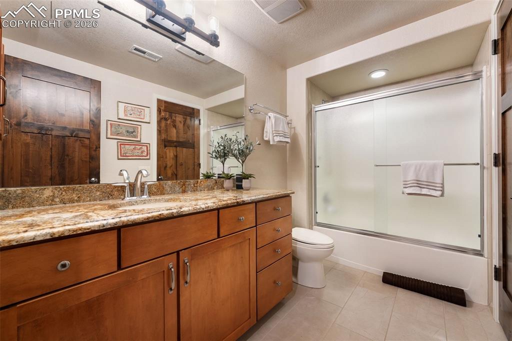 Image 23 of 50: Bathroom