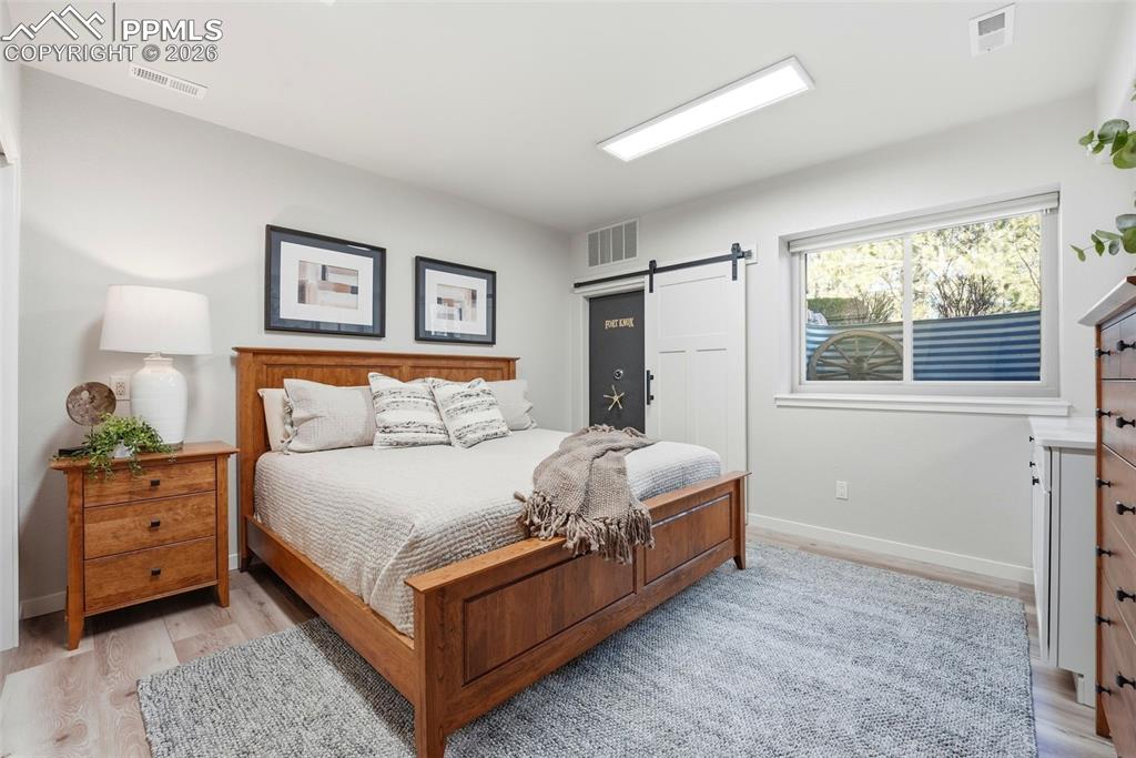 Image 25 of 50: Bedroom