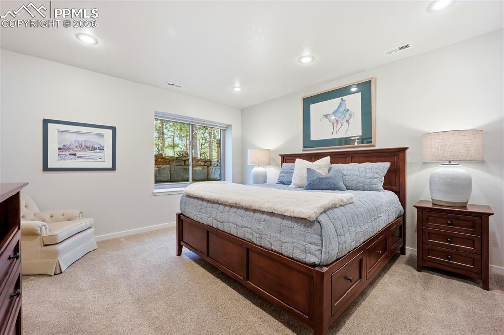 Image 26 of 50: Bedroom