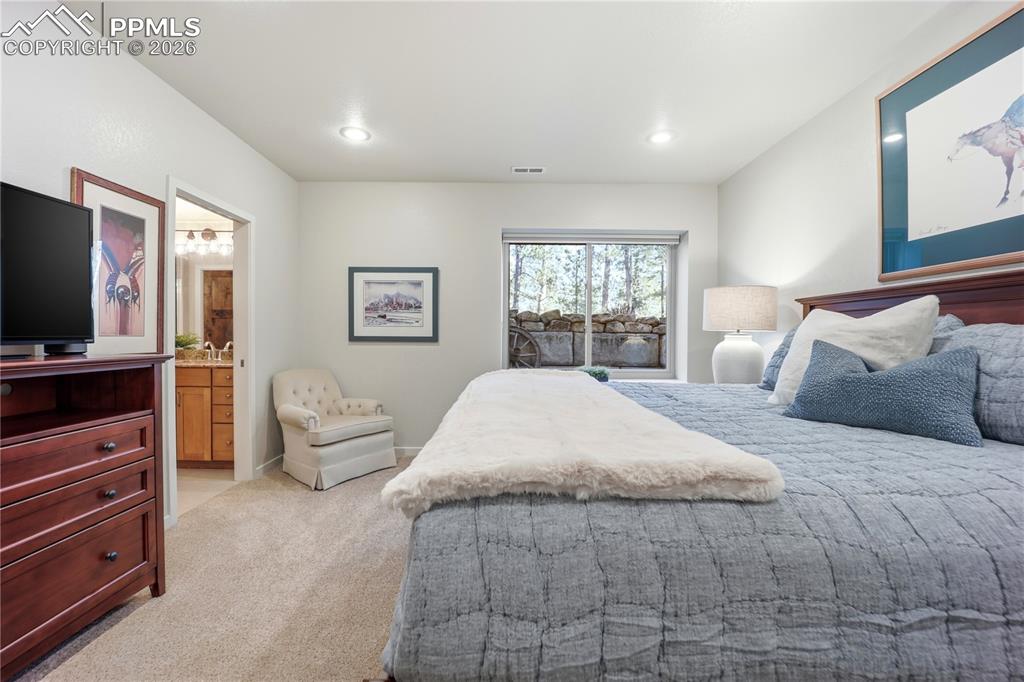 Image 27 of 50: Bedroom