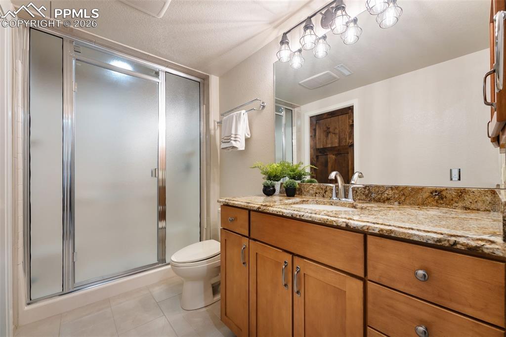 Image 28 of 50: Bathroom