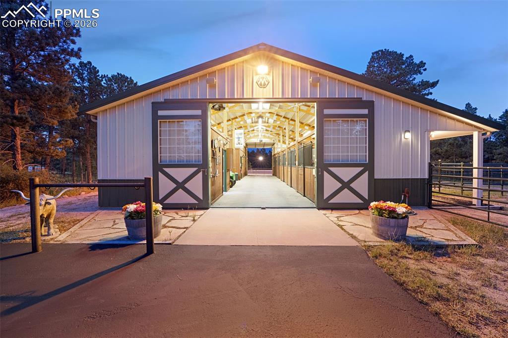 Image 36 of 50: Stable