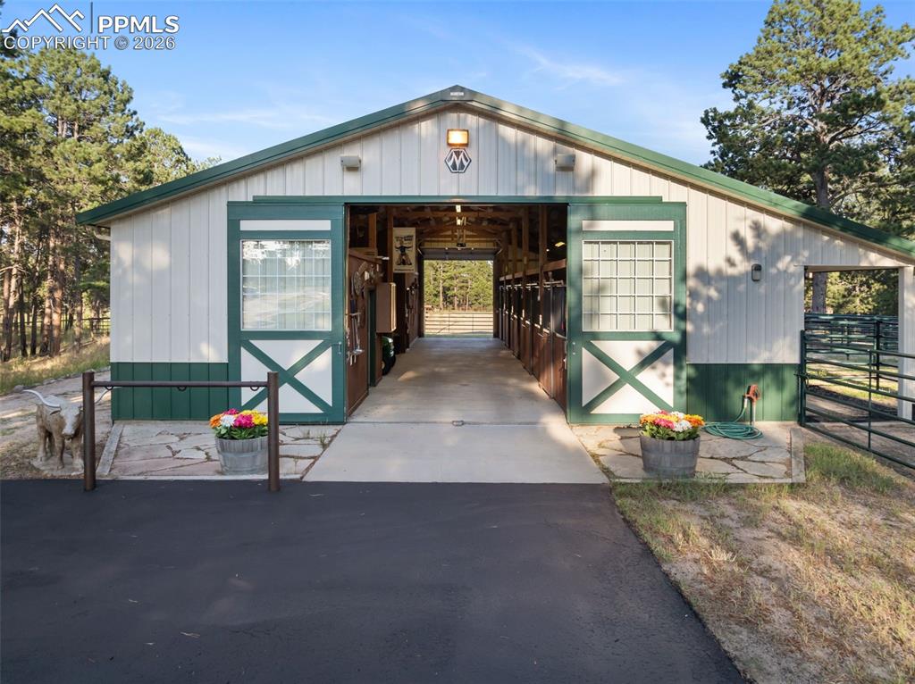 Image 38 of 50: Stable