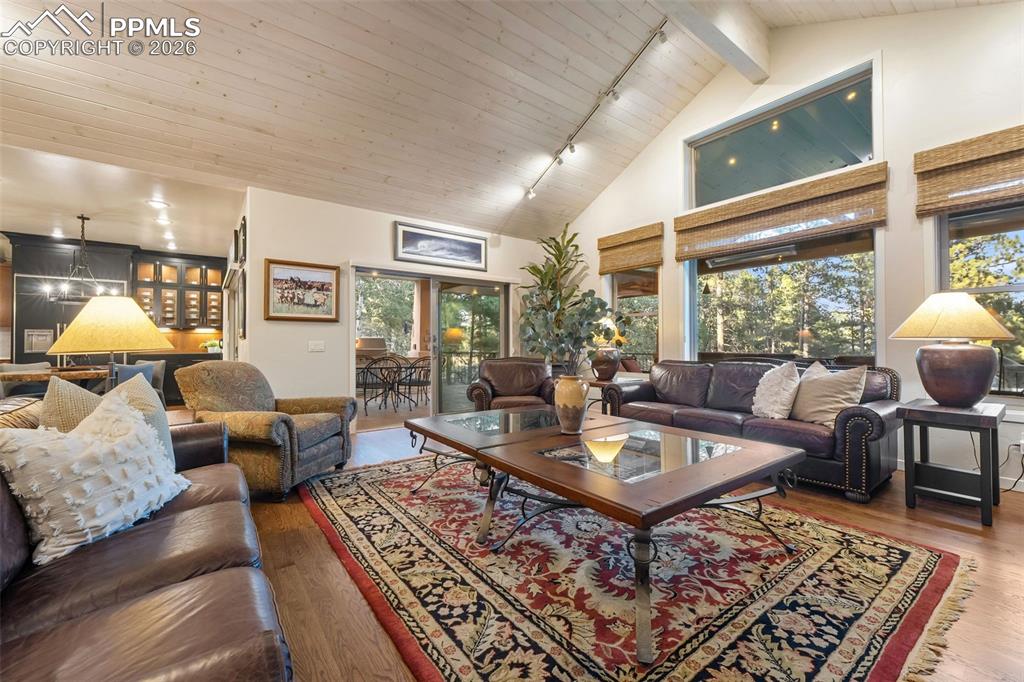 Image 4 of 50: Living Room