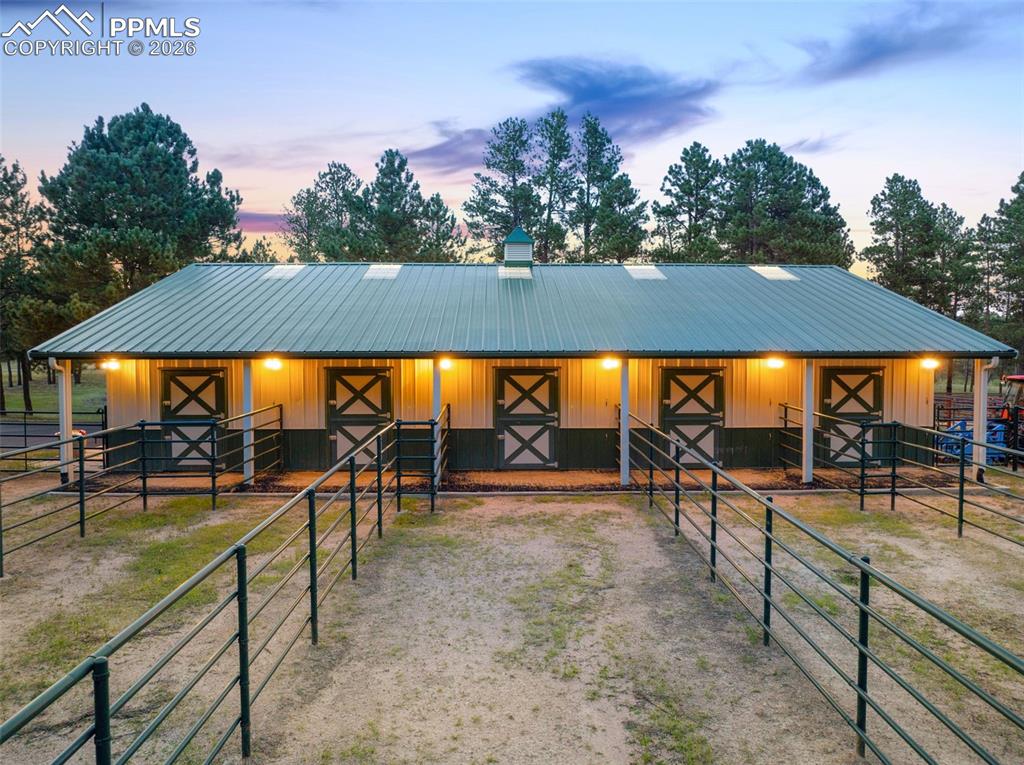 Image 40 of 50: Stable