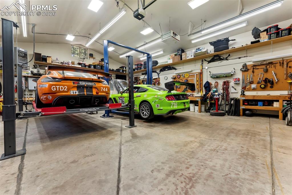 Image 43 of 50: Garage