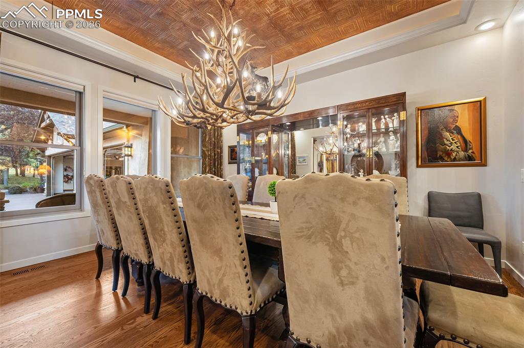 Image 5 of 50: Dining Area