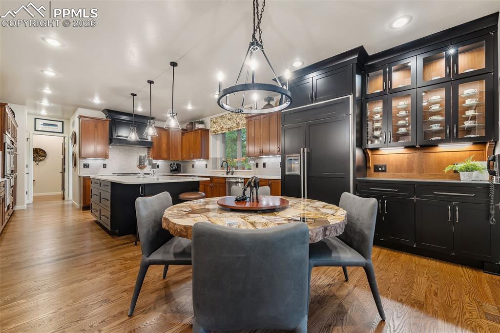 Image 6 of 50: Dining Area