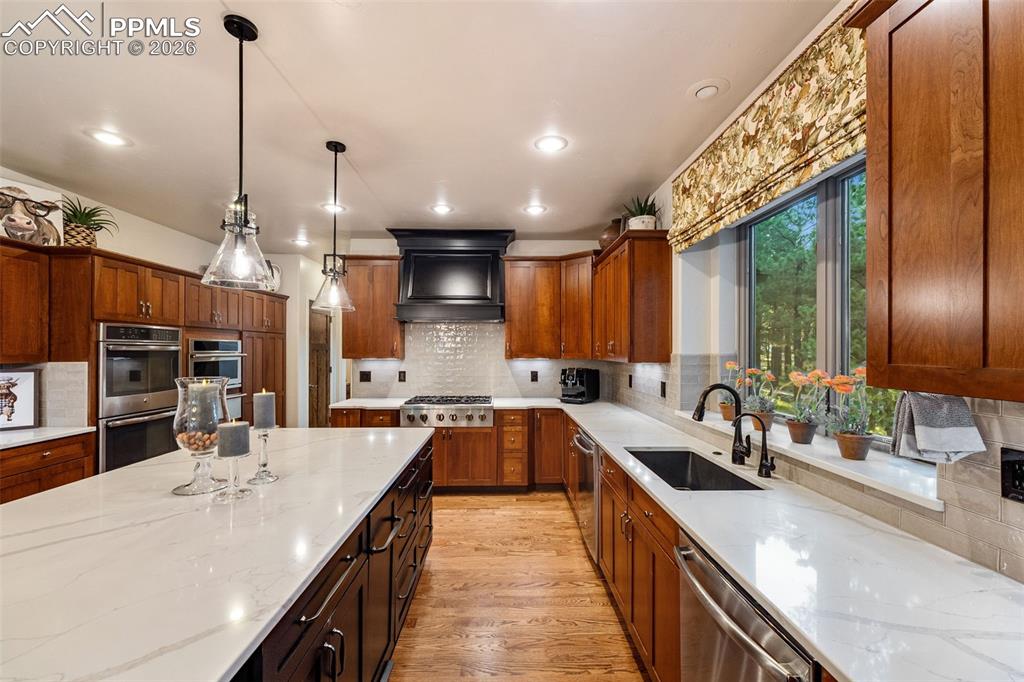 Image 7 of 50: Kitchen