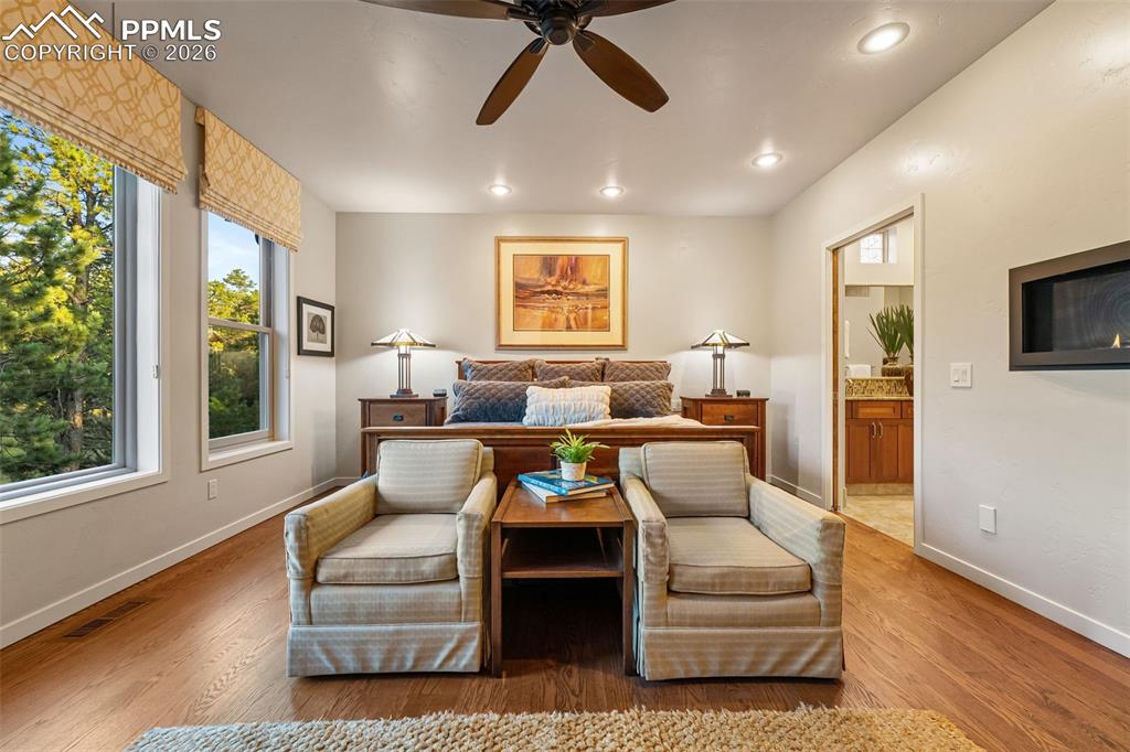 Image 8 of 50: Bedroom