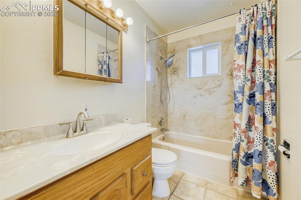 Image 18 of 22: Bathroom