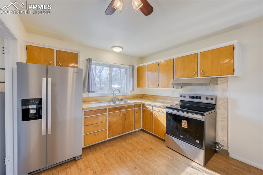 Image 7 of 22: Kitchen