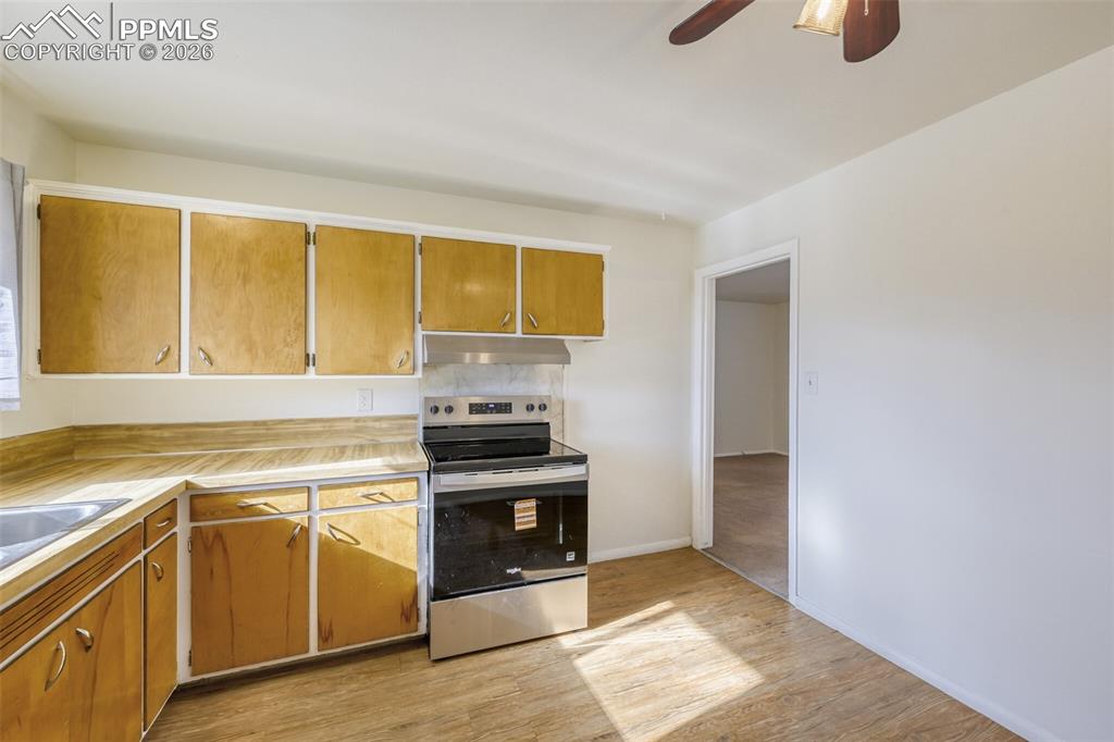 Image 8 of 22: Kitchen