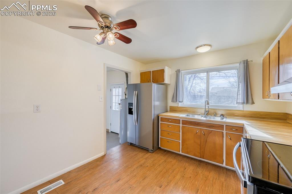 Image 9 of 22: Kitchen