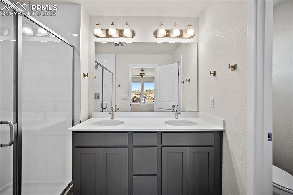 Image 21 of 39: Bathroom