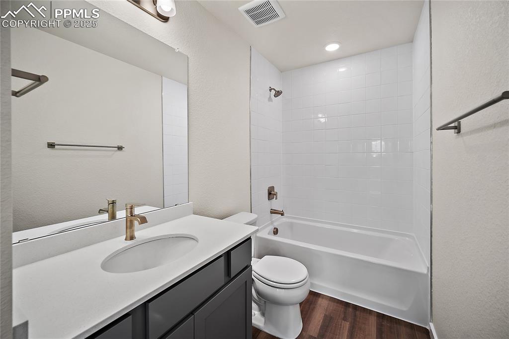 Image 26 of 39: Bathroom