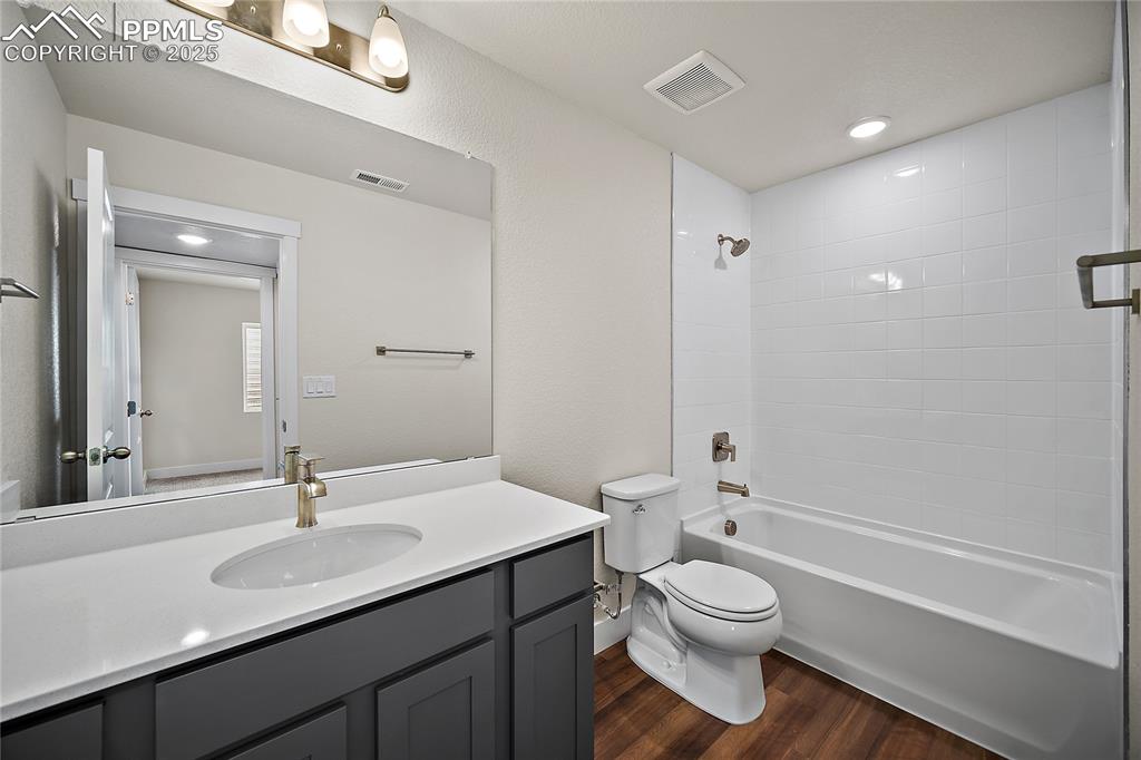 Image 35 of 39: Bathroom