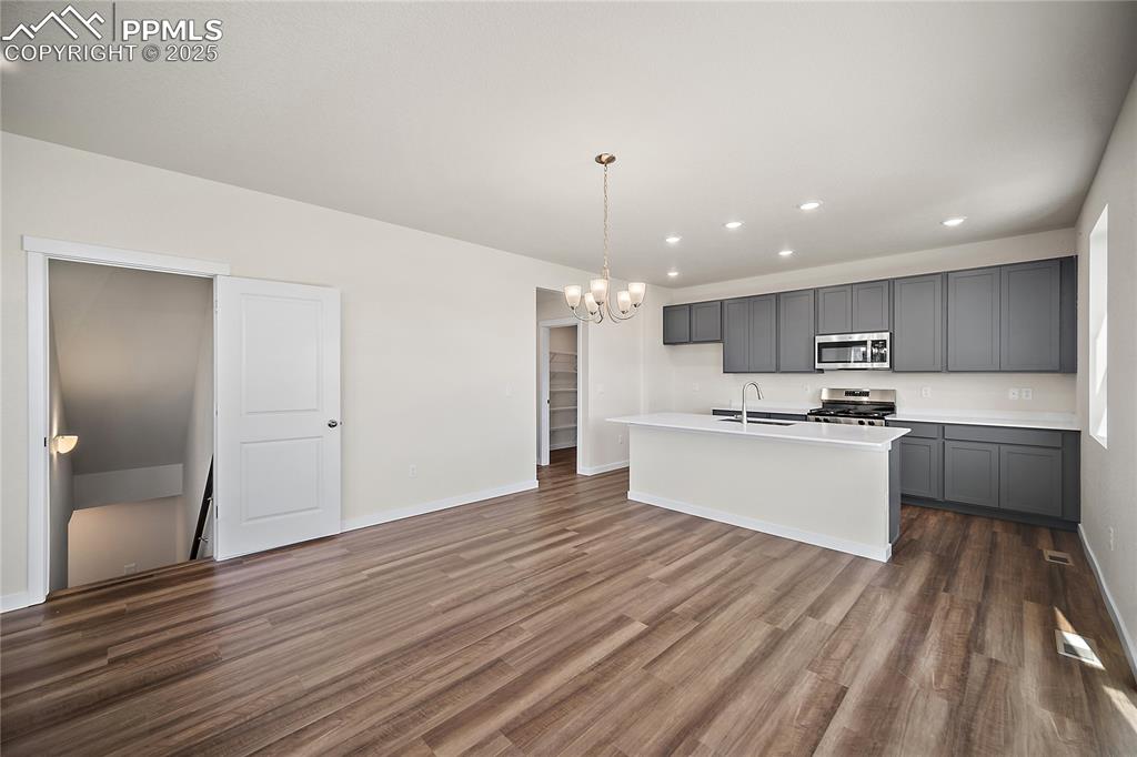 Image 9 of 39: Kitchen