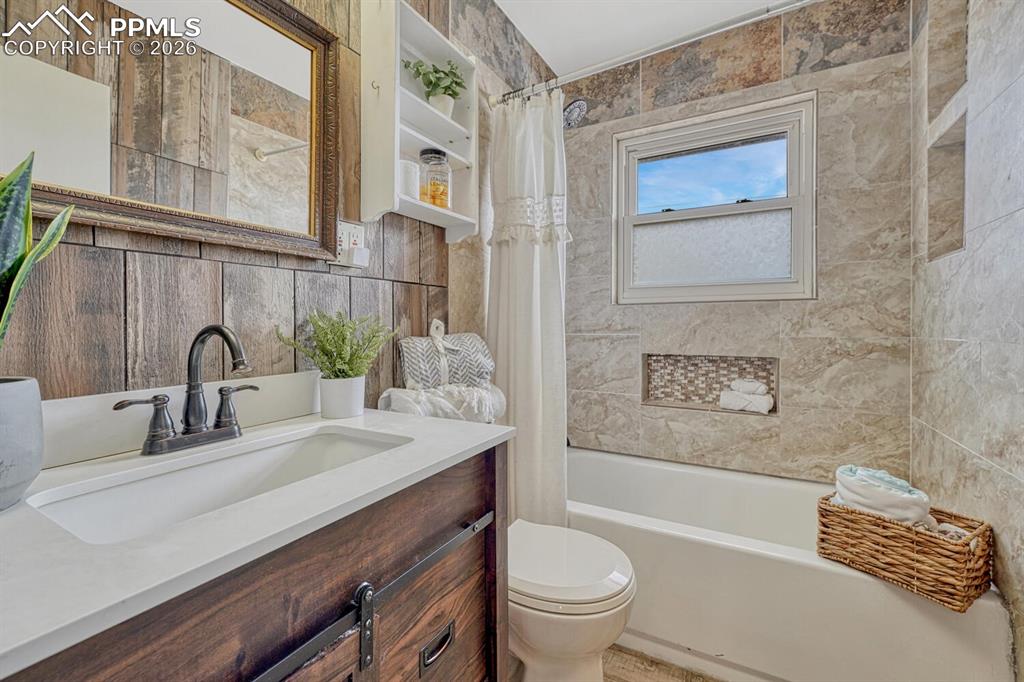 Image 21 of 42: Full bath on south side of the home