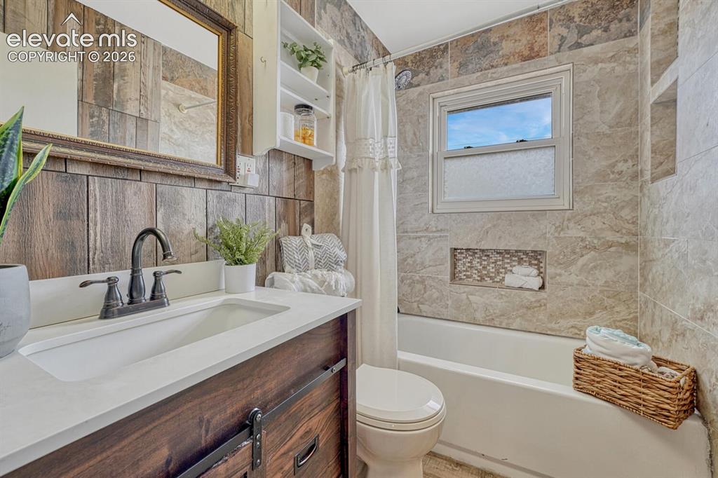 Image 22 of 42: Full bath on south side of the home