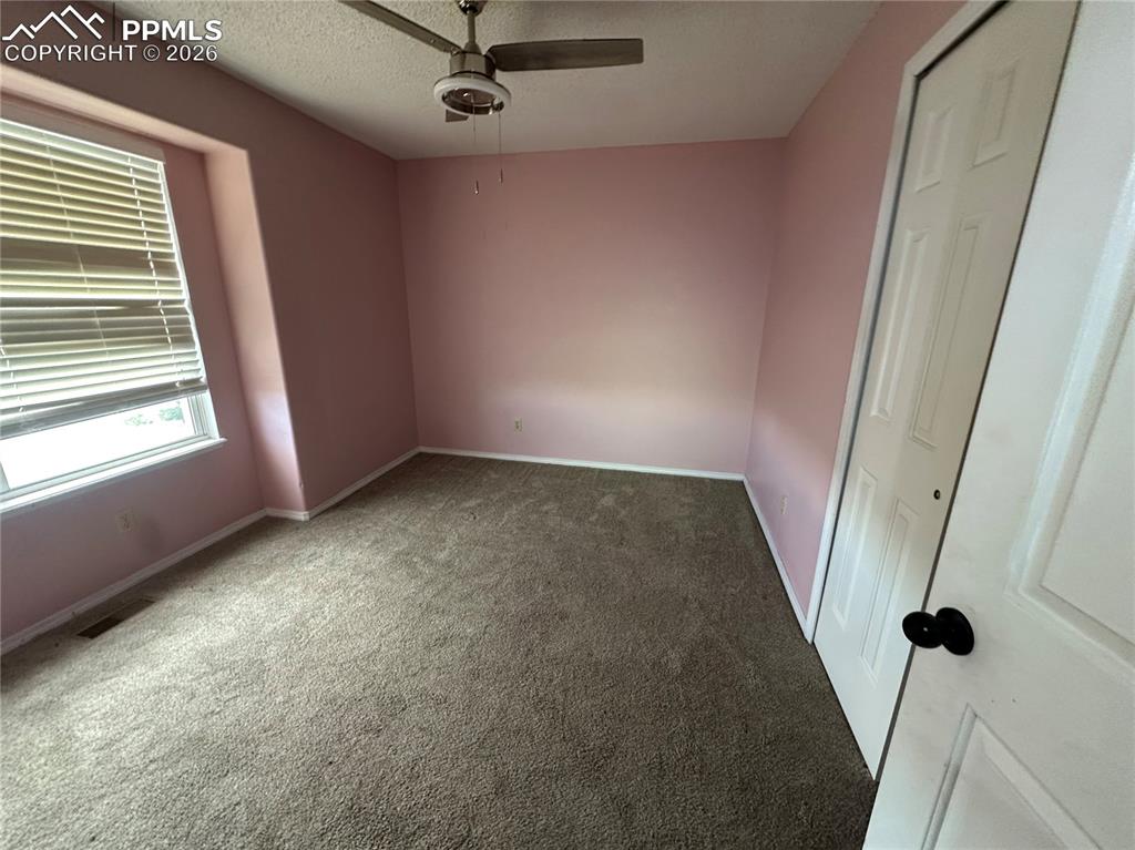 Image 10 of 11: Bedroom