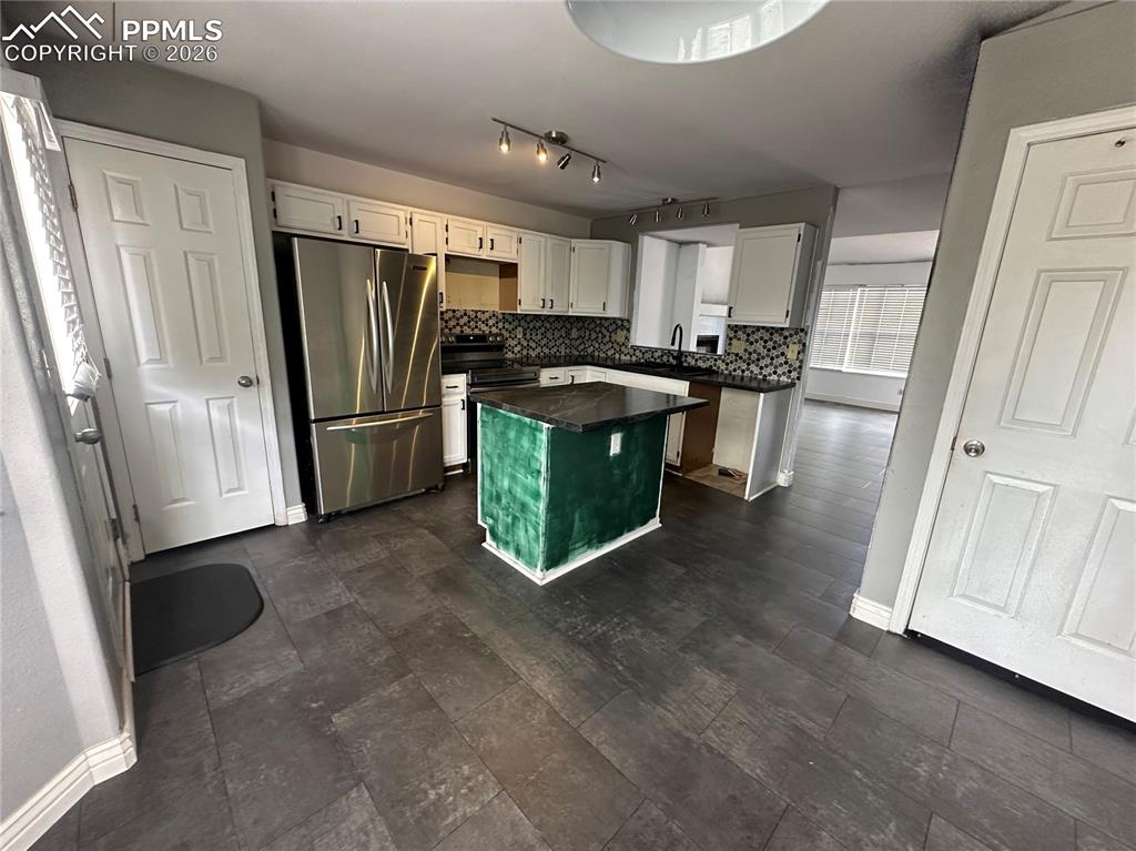 Image 3 of 11: Kitchen
