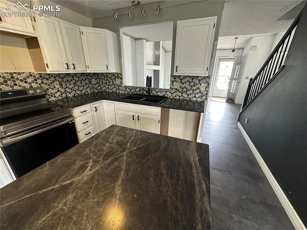 Image 4 of 11: Kitchen
