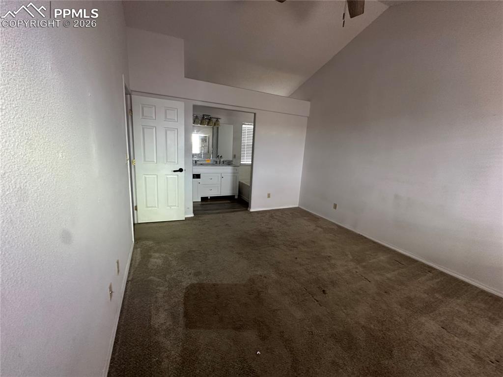 Image 8 of 11: Bedroom