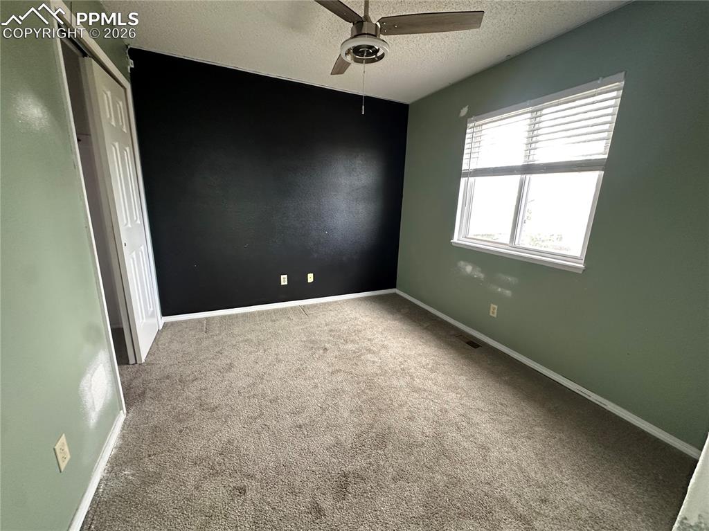 Image 9 of 11: Bedroom