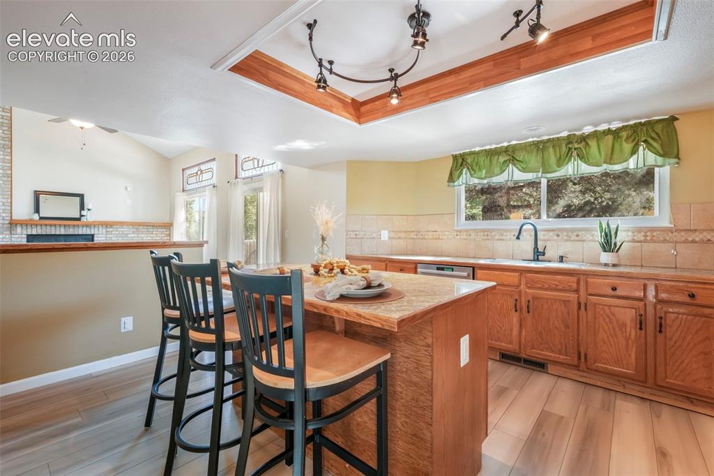 Image 10 of 50: Dining Area