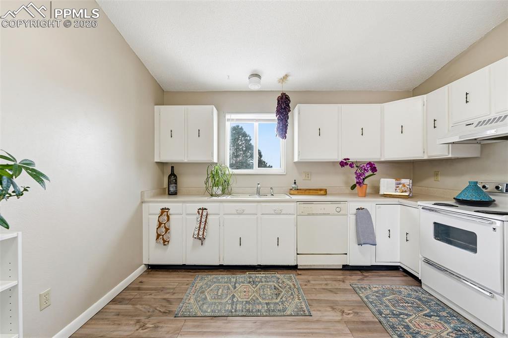 Image 10 of 32: Kitchen