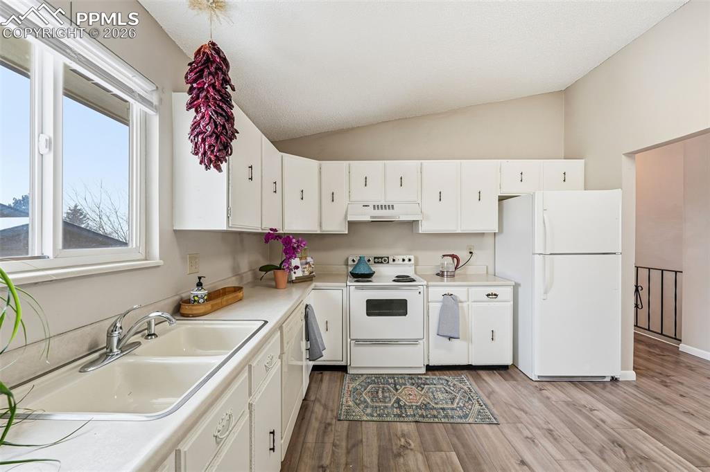 Image 11 of 32: Kitchen