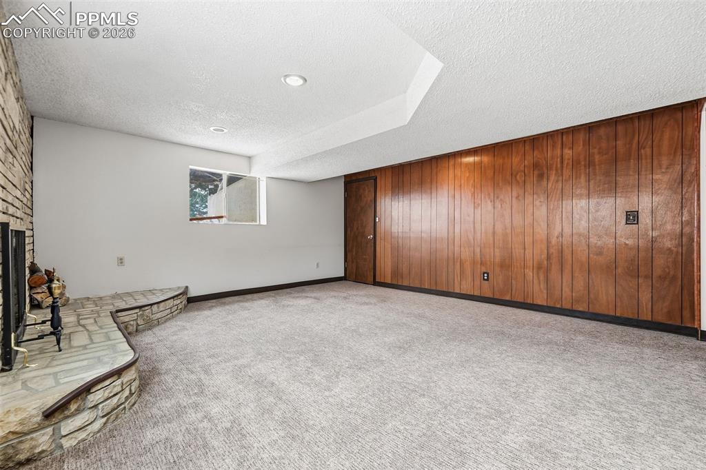 Image 21 of 32: Living Room