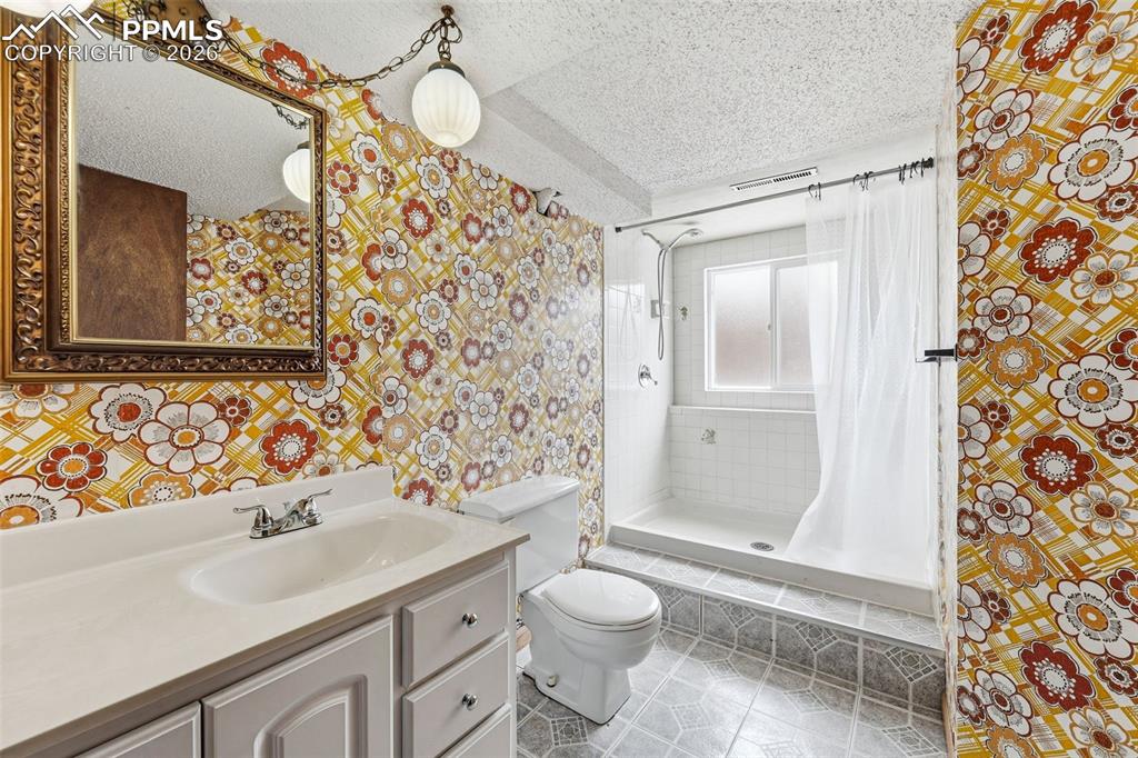 Image 22 of 32: Bathroom