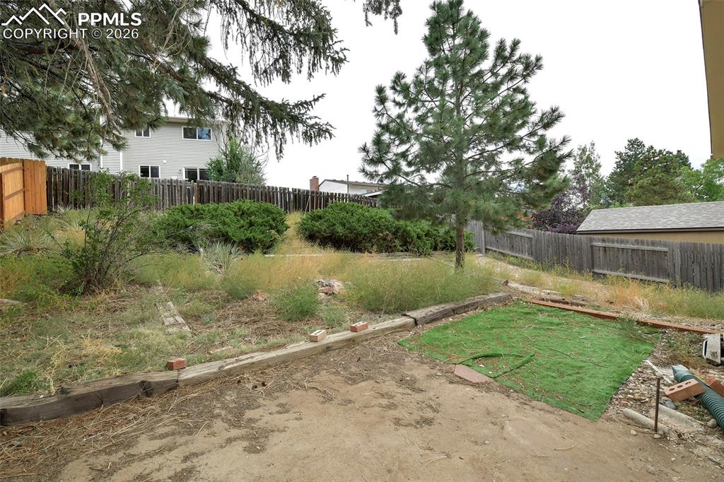 Image 30 of 32: Yard