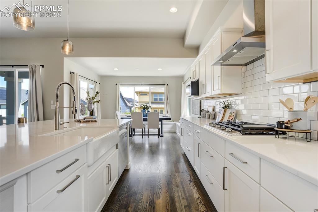 Image 12 of 50: Kitchen