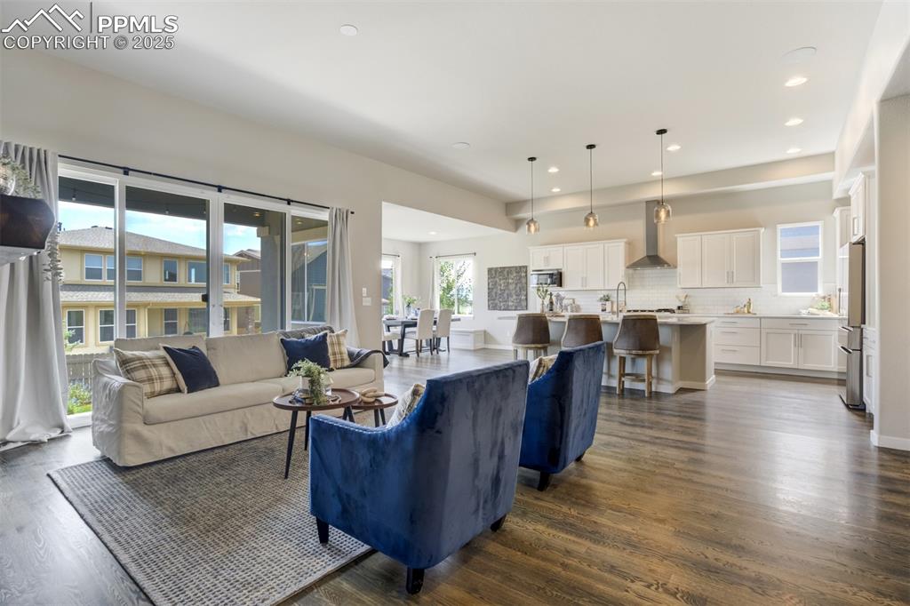 Image 8 of 50: Living Room