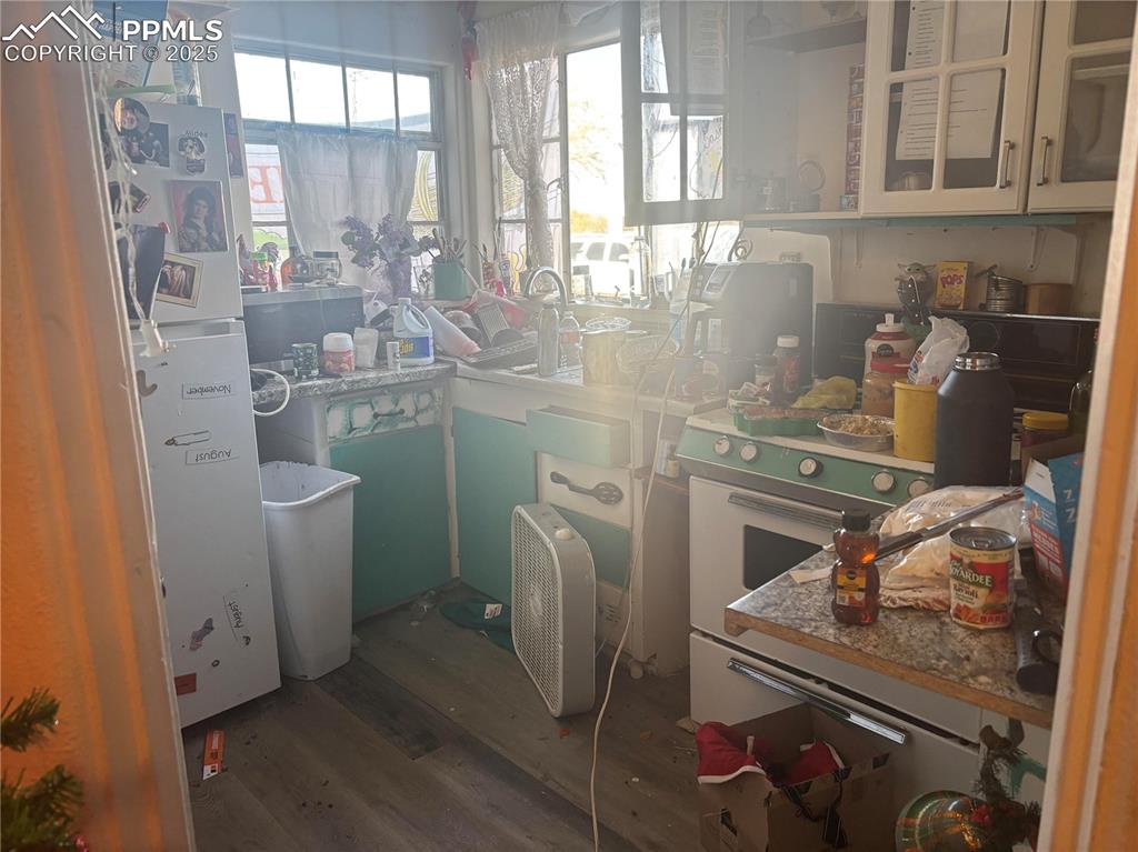 Image 3 of 8: Kitchen