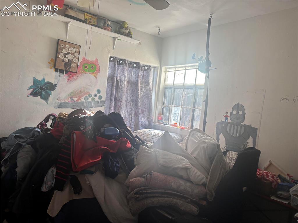 Image 5 of 8: Bedroom