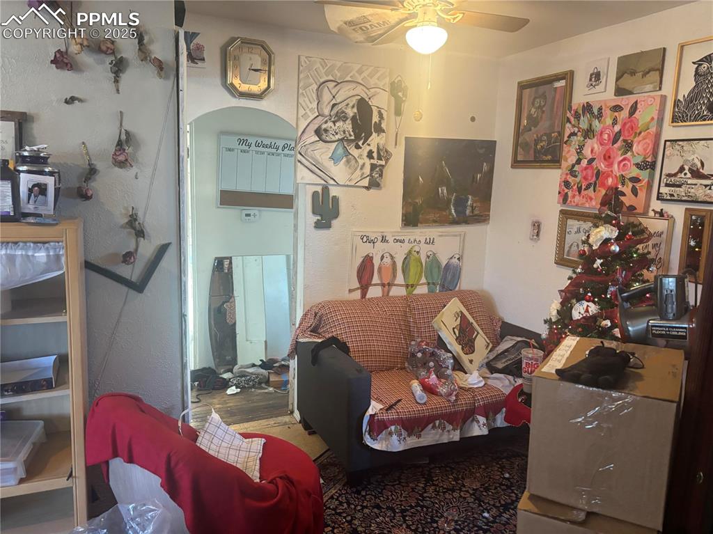 Image 6 of 8: Living Room