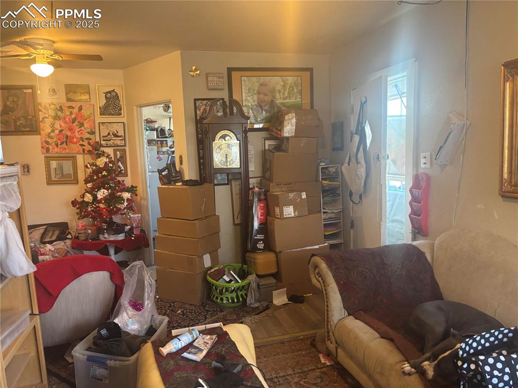 Image 7 of 8: Living Room